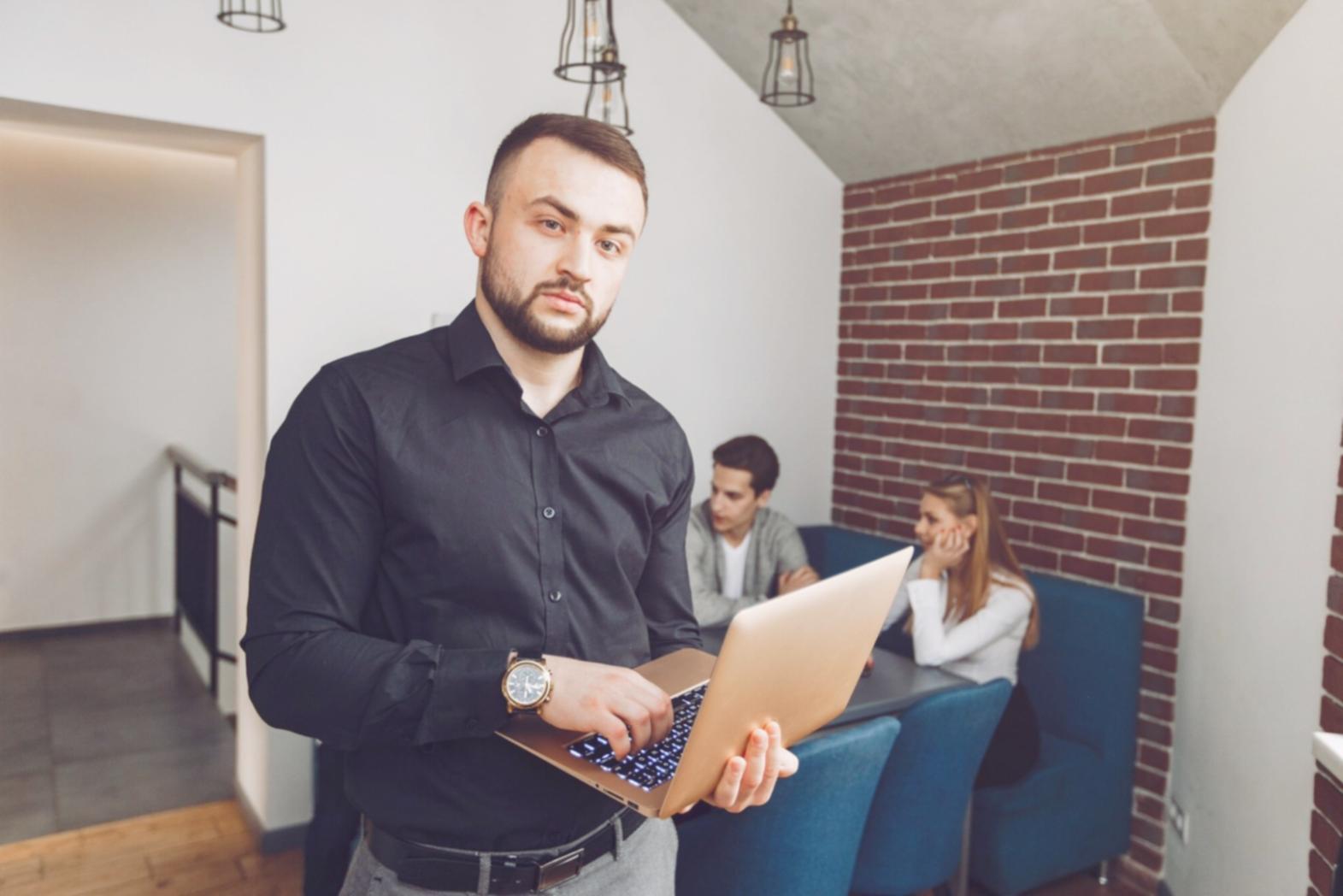 Moderne Büroumgebung mit Fokus auf Teamarbeit
